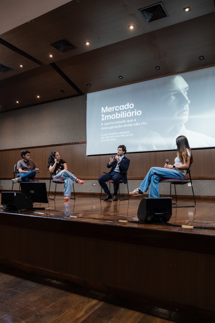 Painel com Yuri Fortes em auditório