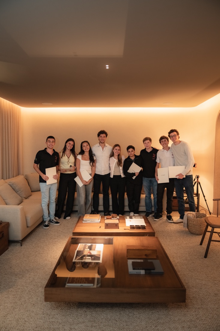 Yuri Fortes com um grupo de jovens